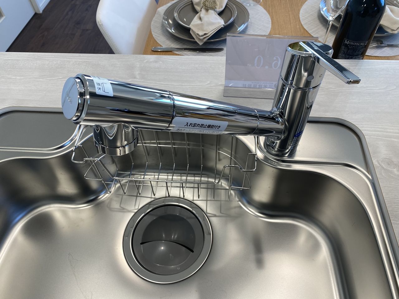 水栓にシャワーホースと浄水器をスリムに内蔵。シンクの隅々まで洗い流せ、大きな鍋を洗うときにも便利です。プッシュボタンで浄水器の切り替えも簡単です。