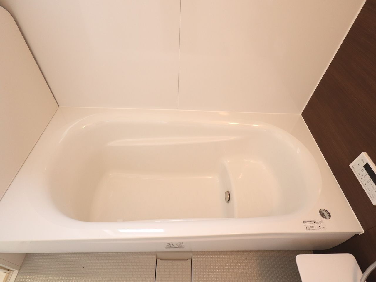 ベンチ浴槽と、そうでない浴槽を比べると、満水容量が35L節水できるそうです。水だけでなく、お湯を沸かす光熱費も一緒に節約できますので、一石二鳥です。