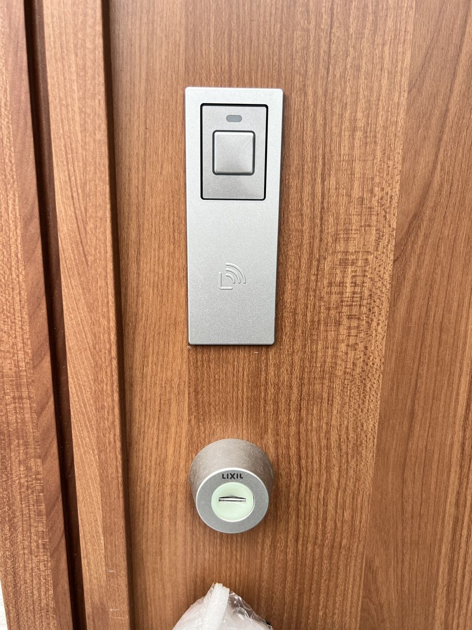 ドアのボタンを押してカードをかざすだけで解錠するツーアクションスタイル。