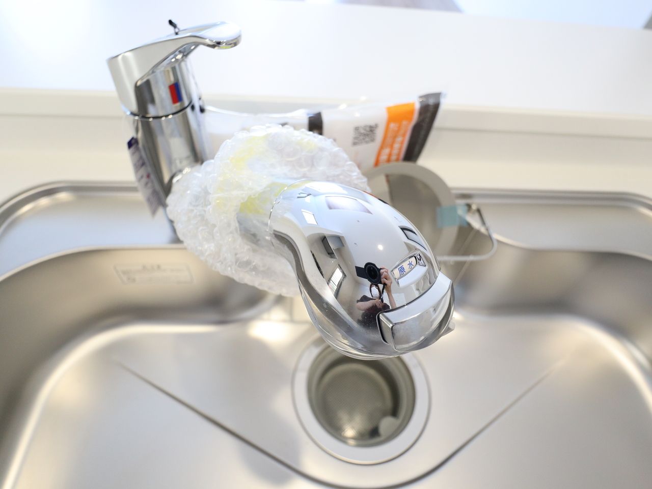 水栓にシャワーホースと浄水器をスリムに内蔵。シンクの隅々まで洗い流せ、大きな鍋を洗うときにも便利です。プッシュボタンで浄水器の切り替えも簡単です。