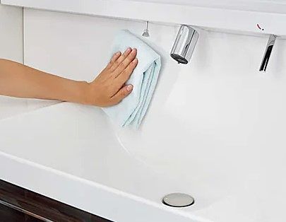 バックガードがミラー下まであるキレイアップカウンターは、凹凸がないので、飛び散った水滴もサッとひと拭き。 洗面器と一体成形のカウンターなので、つなぎ目などの凹凸がなくサッとひと拭きでお手入れできます。