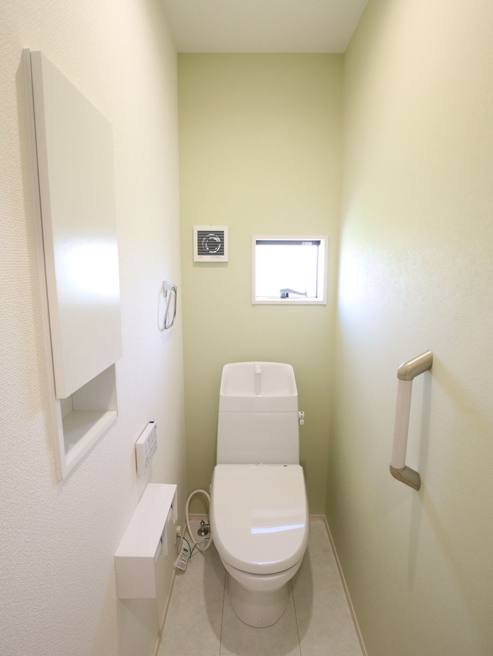 アクセントクロスが柔らかいイメージの空間に仕上げています。トイレはジャニス工業製品です。自動脱臭機能付きです。