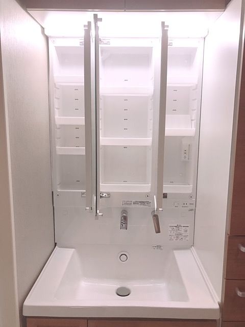 鏡裏はすべて収納スペースになっています。日常的に使用するものを収納するのに便利です。トレイの高さは、置く物にあわせて5cmごとに調整できます。取り外せば水洗いもかんたん。鏡裏の収納部には、充電に便利なコンセントを設置。