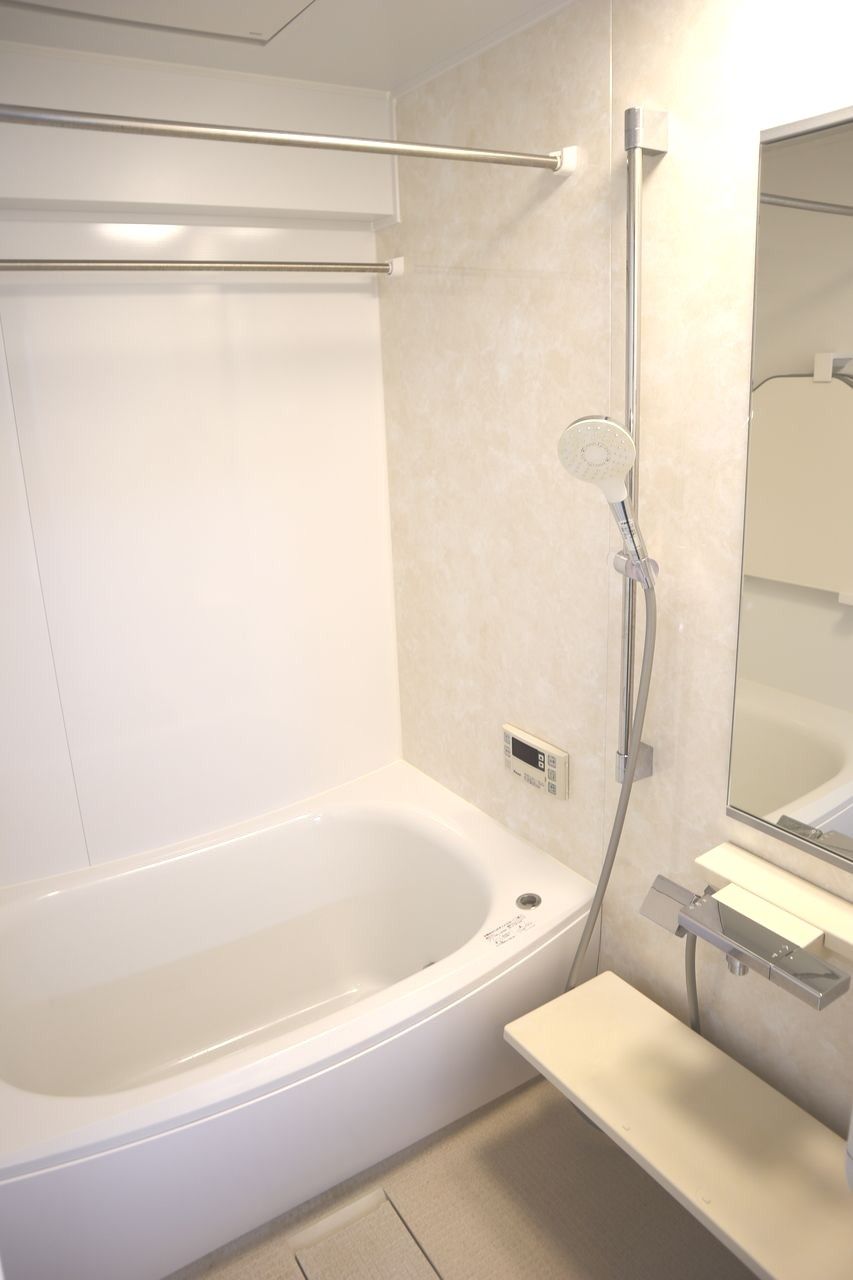浴槽を断熱材で包み込んだ魔法びんのような構造で、お湯の温かさを保ちます。お掃除ラクラクほっカラリ床は床の内側にクッション層を持っています。そのクッション層が畳のようなやわらかさを実現。同時に断熱材の役割も果たすので冬場の一歩目もヒヤっとしません。浴室内の1面は大理石調アクセントパネル（ベージュ）で、高級感があります。