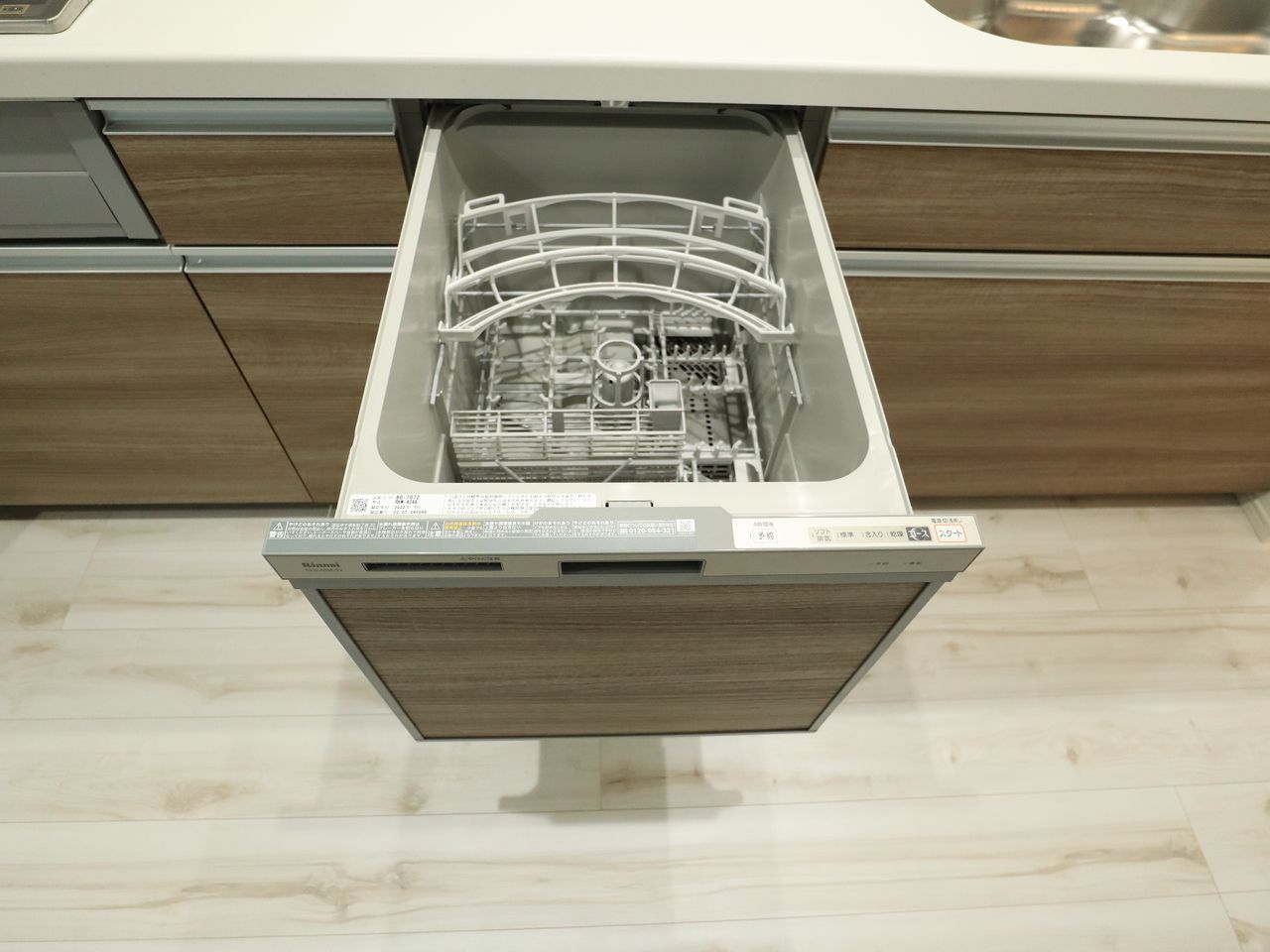 フルオープン食器洗い乾燥機は 腰をかがめることなく、ラクにが出し入れできる引き出し型。すべての操作ボタンを使いやすい上面にレイアウト。