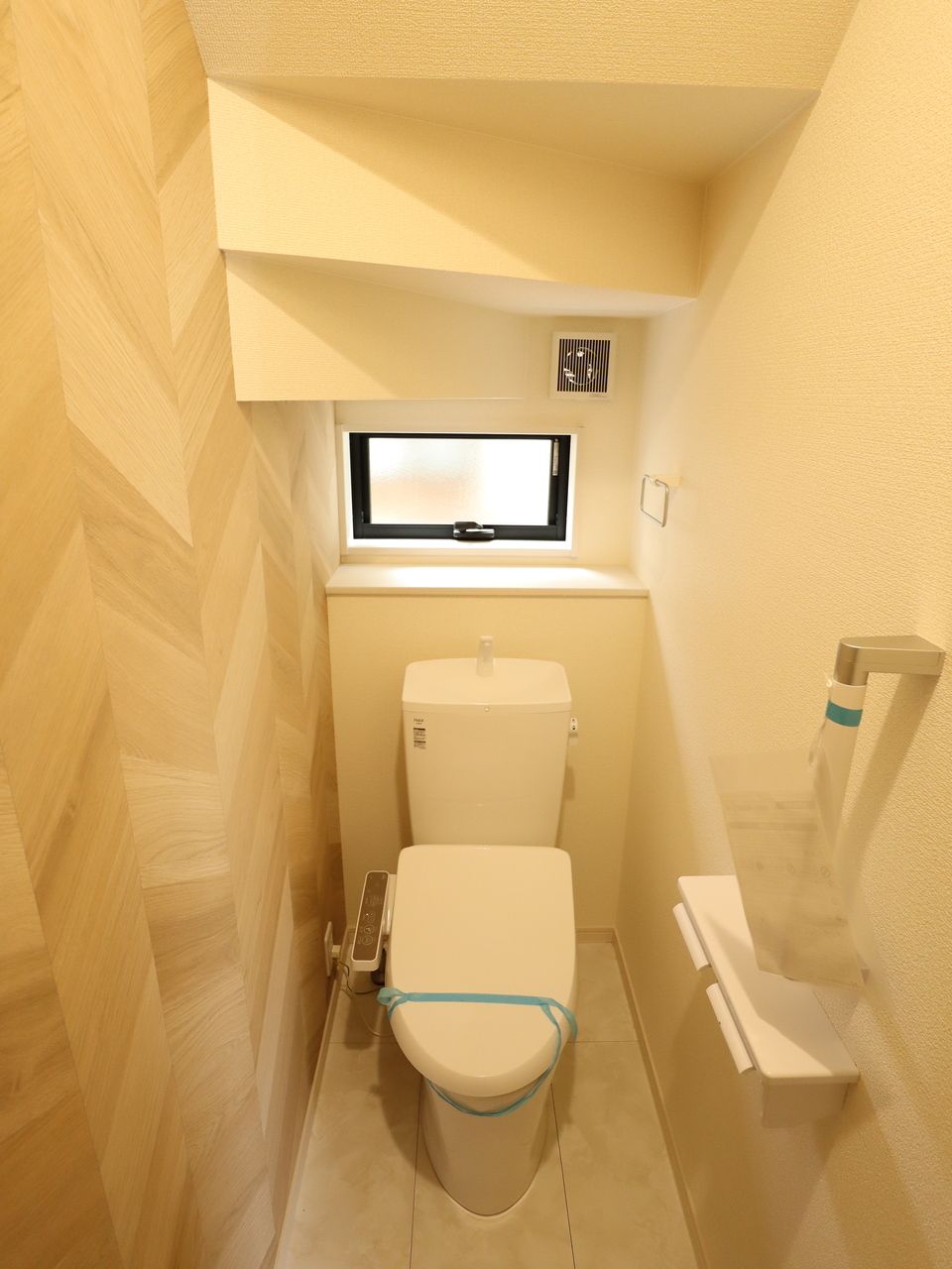 階段下のスペースを利用したトイレです。