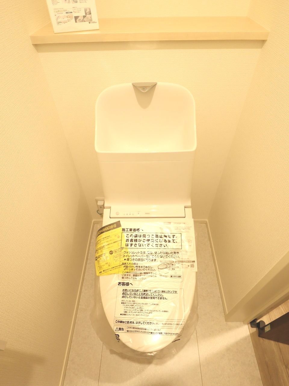 階段下のトイレ　TOTO手洗いボウル付き　これまでのフチなし便器から、汚れのたまる場所をぐるりとなくした独自の新形状。渦を巻くトルネード洗浄との相乗効果で、汚れをしっかり洗い流します。