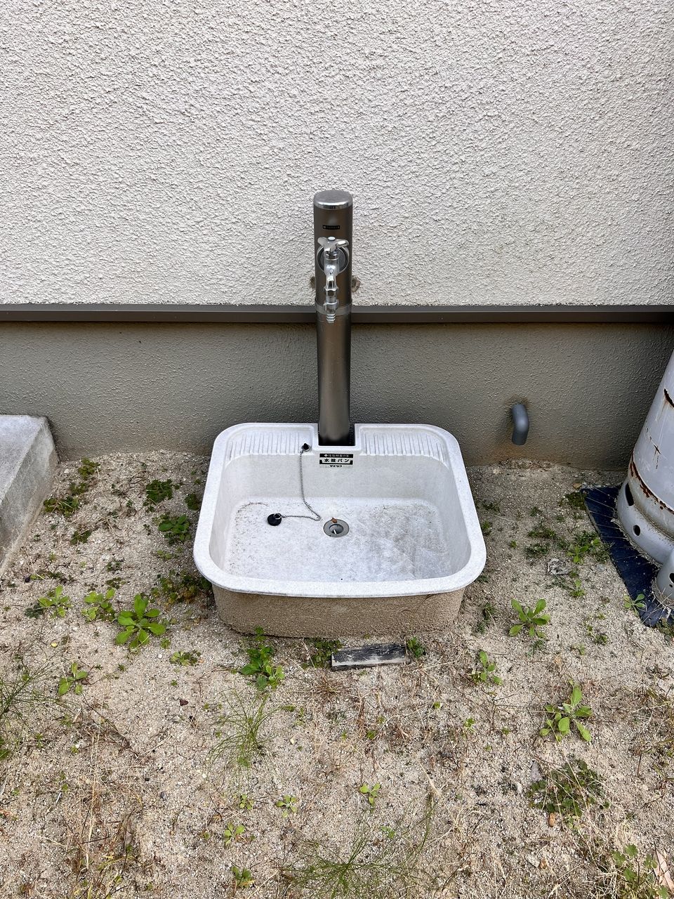 勝手口横に立水栓があります。散水栓は駐車場寄りに別にあります。