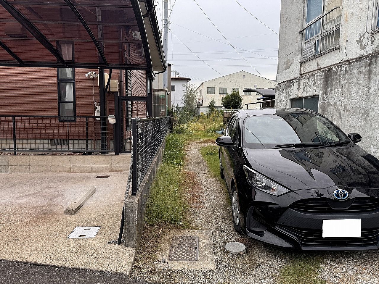 注：駐車位置が接道部分ではありません。敷地奥までは隣地の敷地を利用して車両侵入出来ます(小型車両に限る)