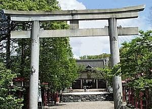 市原稲荷神社 約306m(徒歩約4分)歴代刈谷藩主は社領などを寄付し、厚い崇敬を集めていました。現在でも人々の信仰を集め、初詣はもちろん、七五三、結婚式も挙げることができます。 社務所ではおみくじやお守りを扱っています。サッカーの盛んな街刈谷の象徴である「赤だすき」をモチーフにした「赤だすき守」や、刈谷市出身の元阪神赤星選手にちなんだ「赤星守」も販売しています。