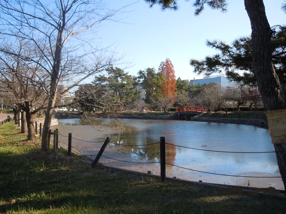 亀城公園 約317m(約4分)1553年(天文2年)水野忠政が築城した刈谷城跡を1936年(昭和11年)当時の刈谷町(現・刈谷市)が譲り受け、本丸と二の丸の一部を公園化しました。 園内にはソメイヨシノが約650本植えられ、桜の名所となっています。3月下旬から4月上旬には桜まつりが開催され、5万人以上の花見客が訪れる。また、亀城公園運動広場や、刈谷球場、刈谷市体育館、武道場などの運動施設が敷地内にあります。