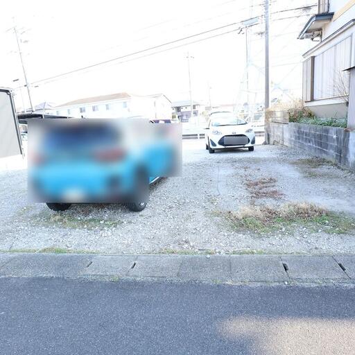 県道側から撮影 県道側から緩やかに南東側道路にかけて低くなっています
