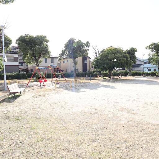 末広公園 138m(徒歩約2分) ブランコや滑り台、公衆用トイレがあります。休日にお子さんを連れて遊べる環境です。