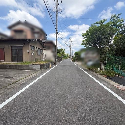 前面道路 東側→西側向けて撮影。奥の左手に公園が見えます。その先は平成幼児園です。