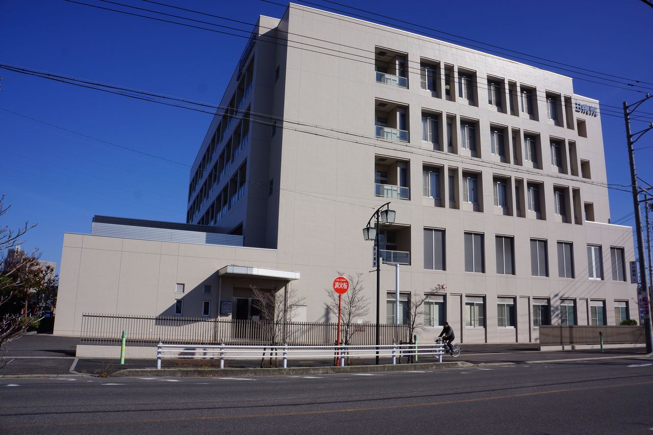 昭和３７（１９６２）年に秋田病院整形外科・外科医院として開院。整形外科・内科・外科を主要３科として現在１２診療科を開設し、救急指定病院として、救急外来の受付も行っています。