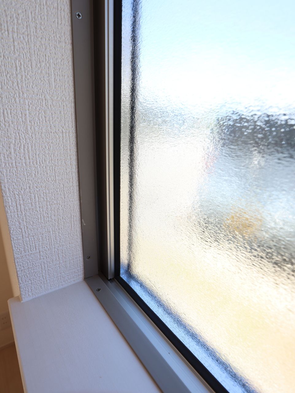 複層ガラスの室内側ガラスをLow-E金属膜でコーティング。一般の複層ガラスの1.5倍の断熱効果を発揮。 しっかり断熱しながらも太陽の暖かさを採り込んでお部屋を暖かく保ちます。