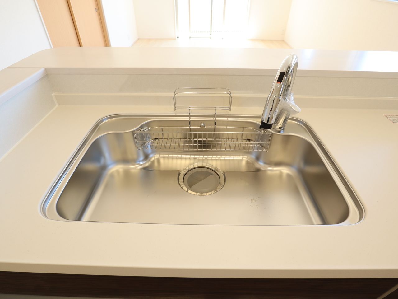 水栓から出る水がシンクに当たる音を抑える制振構造。 ステンレスは非常に固いことから衝撃を受けても変形しにくいのが特徴です。汚れが付着しても軽く拭くだけで綺麗に除去出来るのでキッチンを清潔に保つのに最適です。