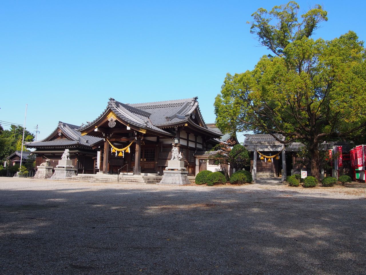 約157m　入口には朱の両部鳥居が建ち、広々とした境内の中央奥に豪華な拝殿が建立されています。菅原道真を祀ったお宮です。
